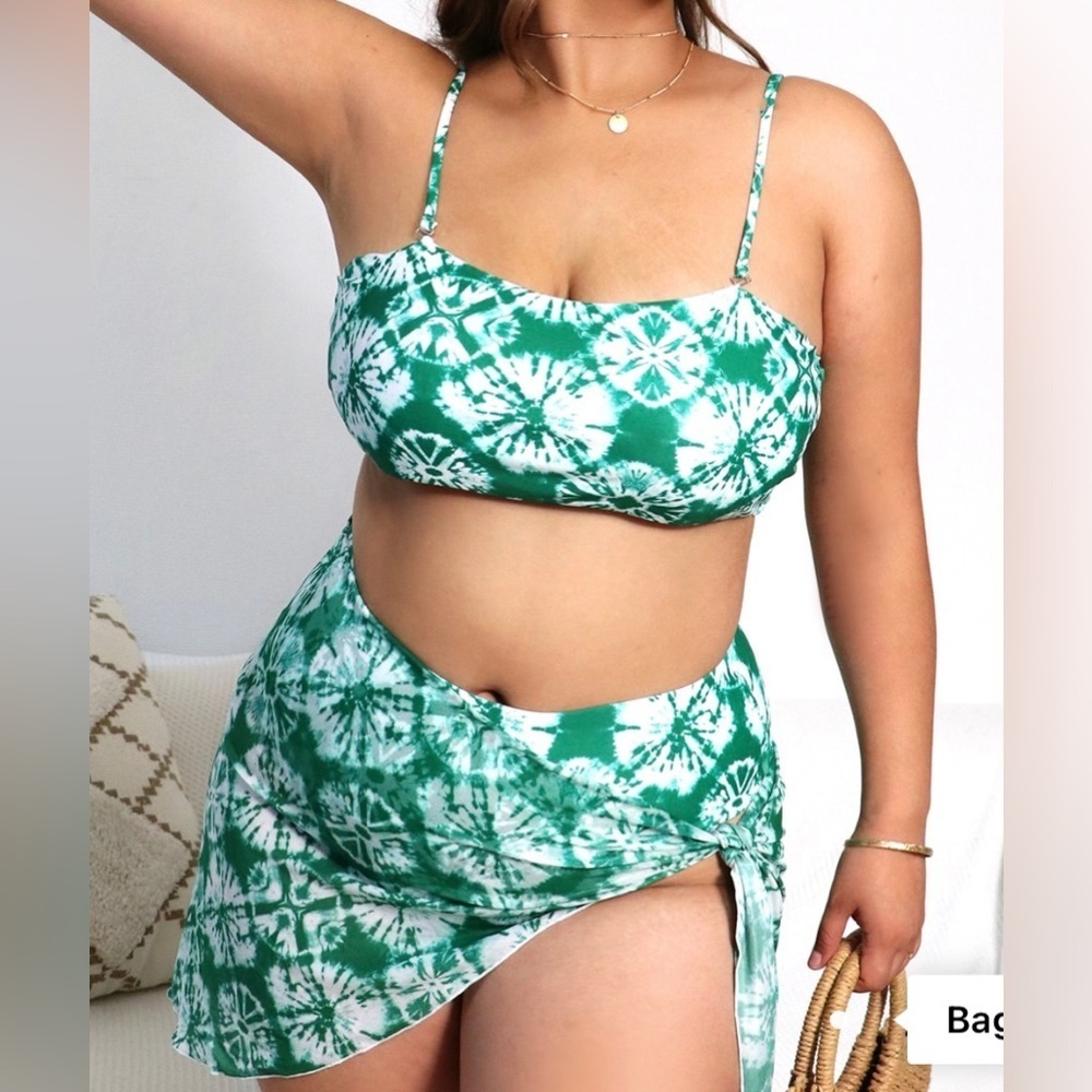 3 piece  Plus Tie Dye Bikini Swimsuit & Beach Skirt size 1XL